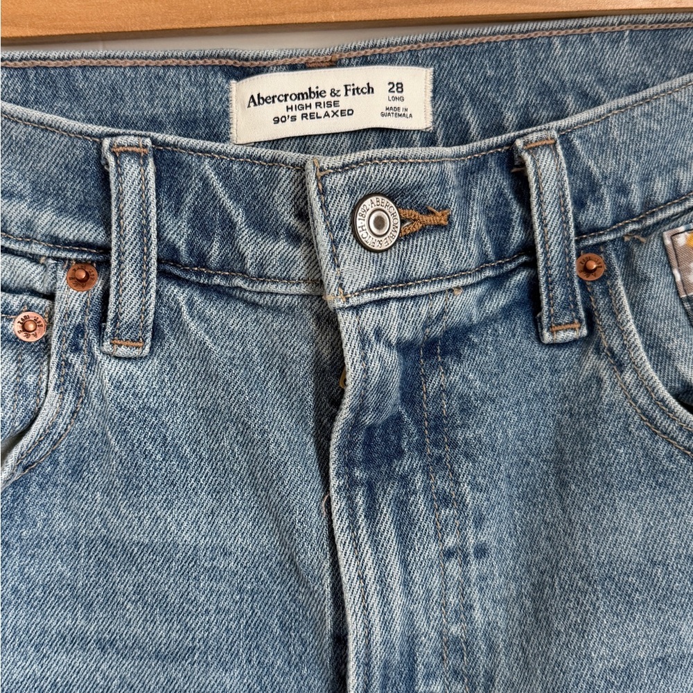 Abercrombie & Fitch Quilted Patchwork High Rise 90s Relaxed Jeans - Picture 6 of 8